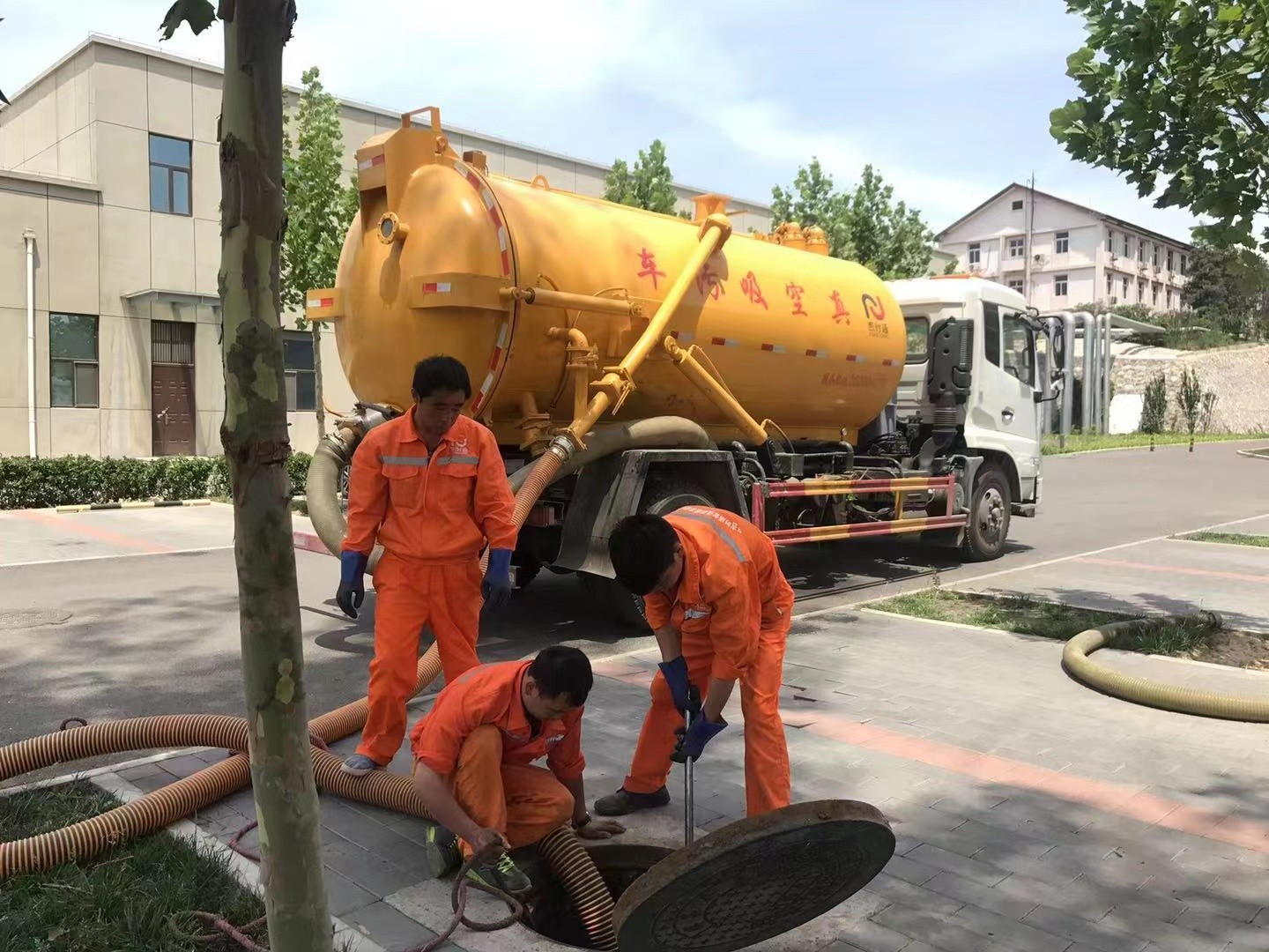 镇沅管道疏通车停在窨井附近